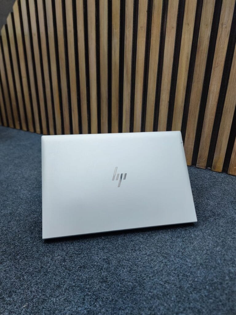 hp elitebook 840 g7 back side
